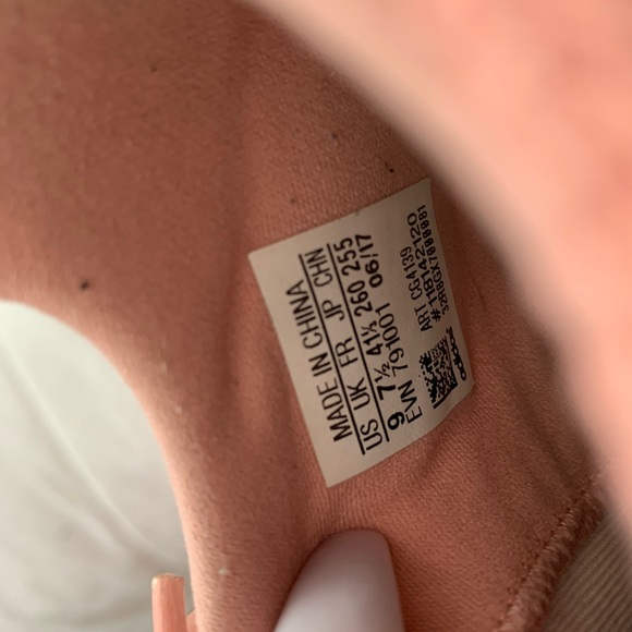 Tennis shoes - Picture 2 of 2